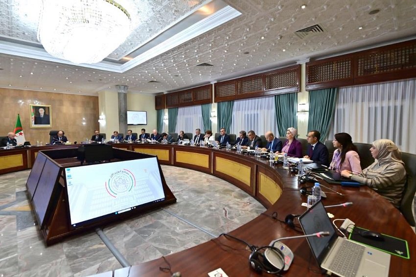 aaaa-4 الوزير الأول سيفي غريب يترأس اجتماع الحكومة ويستعرض مشاريع استراتيجية 2026