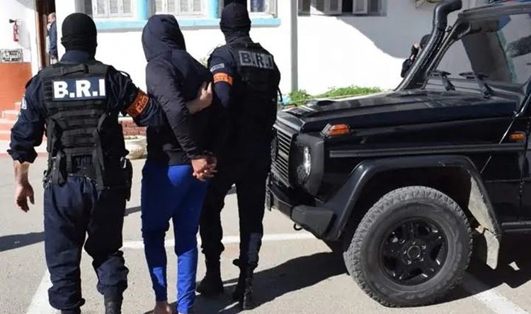 bb-1 شرطة البليدة تفكك نشاط ترويج المؤثرات العقلية وتوقف شابين مع حجز أموال إجرامية