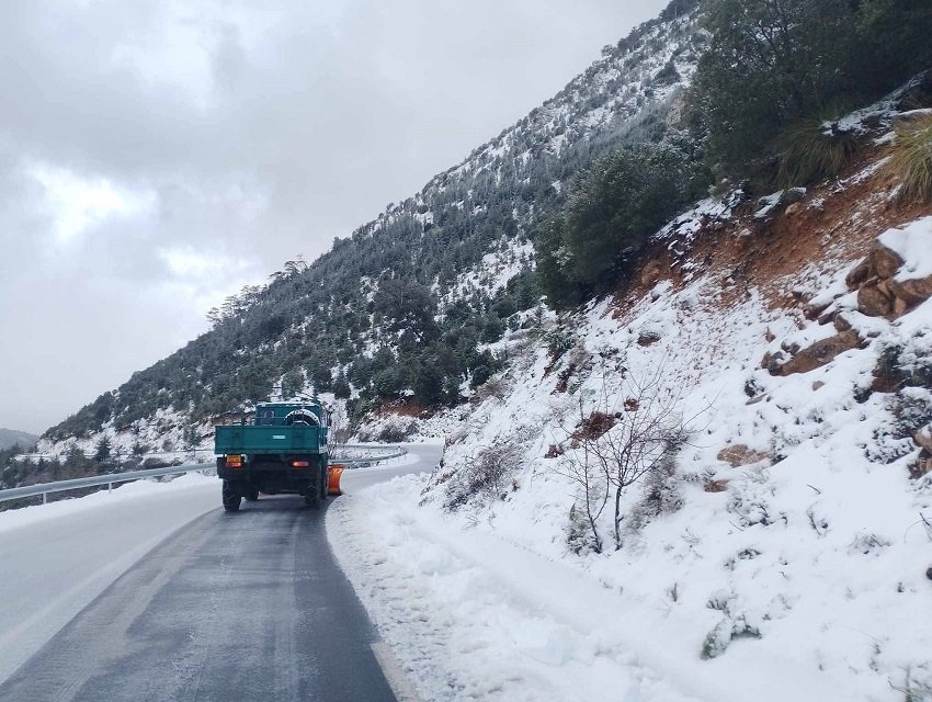 16-2 الثلوج والأمطار تحرك فرق الأشغال العمومية لفتح الطرقات عبر ولايات الجزائر