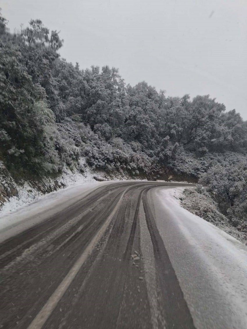 17-1 الثلوج والأمطار تحرك فرق الأشغال العمومية لفتح الطرقات عبر ولايات الجزائر