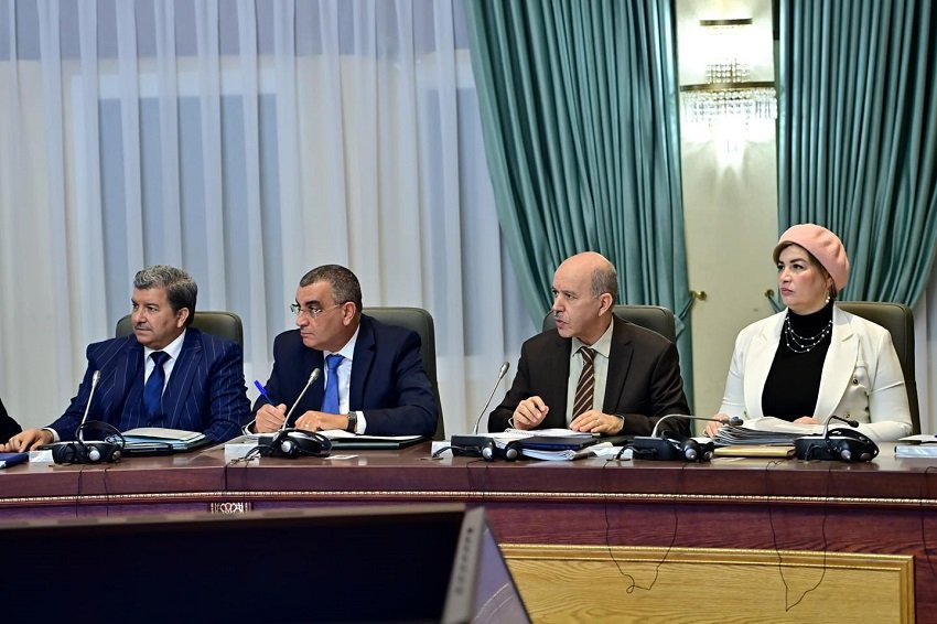 2-2 الحكومة الجزائرية تدرس تعديل قانون الأنشطة التجارية وتطلق مخططات قطاعية للتنمية 2026-2028