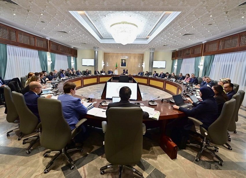 24-2 الحكومة تعزز تنظيم الصفقات العمومية وتجهز أوراق طريق القطاعية 2026-2028