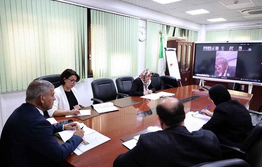 4-2 الجزائر وزيمبابوي تبحثان تعزيز العلاقات البرلمانية والاقتصادية عبر اجتماع مرئي