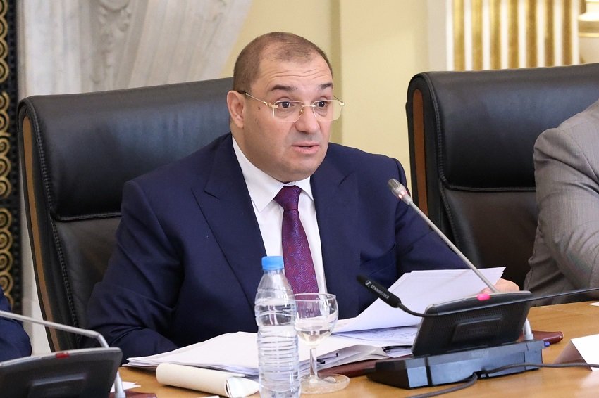 ee-6 تعديلات دستورية جديدة في الجزائر على طاولة البرلمان