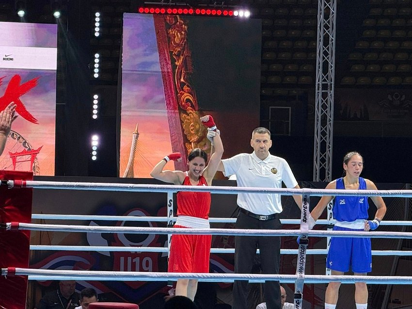 fff-1 الملاكمة الجزائرية بسمة بحري تكتب أولى بطاقات التأهل إلى أولمبياد الشباب داكار 2026