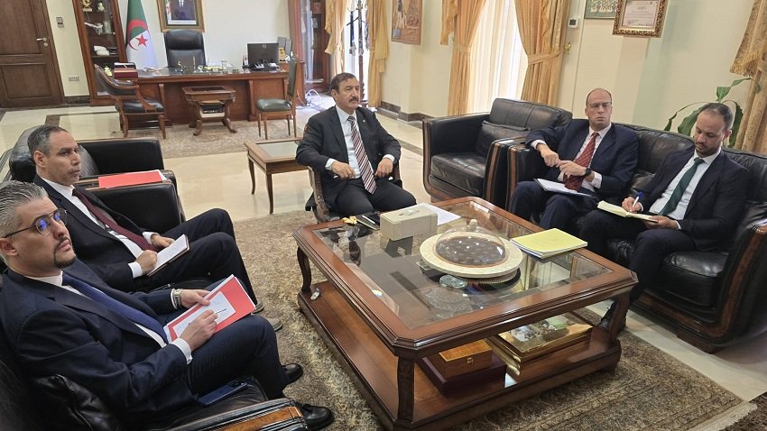 متابعة أوضاع الجالية الجزائرية