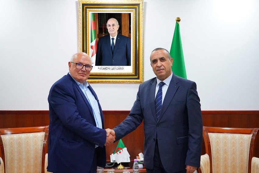 العوازل الكهربائية