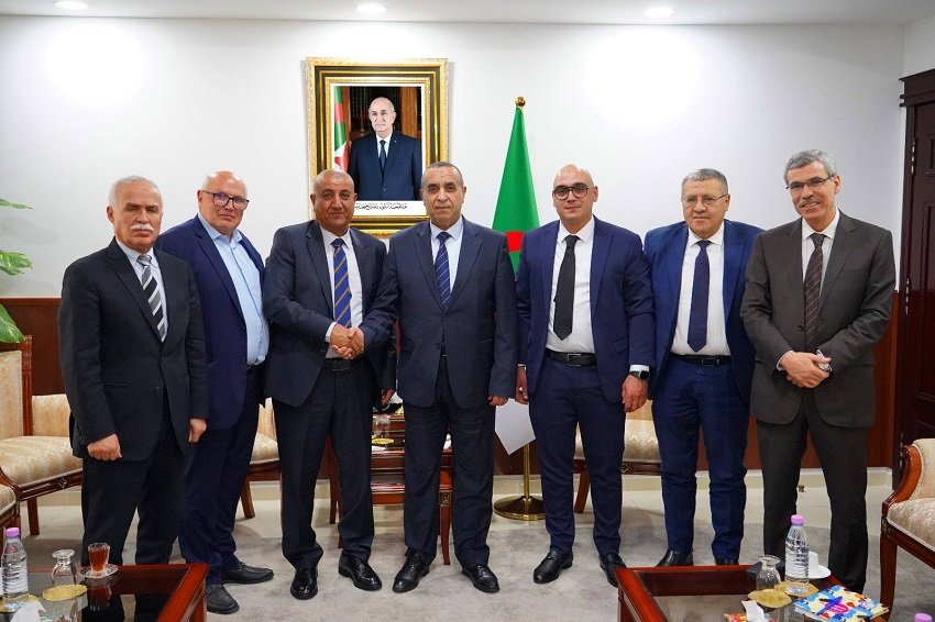 13-9 شراكة صناعية جديدة لتعزيز تصنيع العوازل الكهربائية في الجزائر