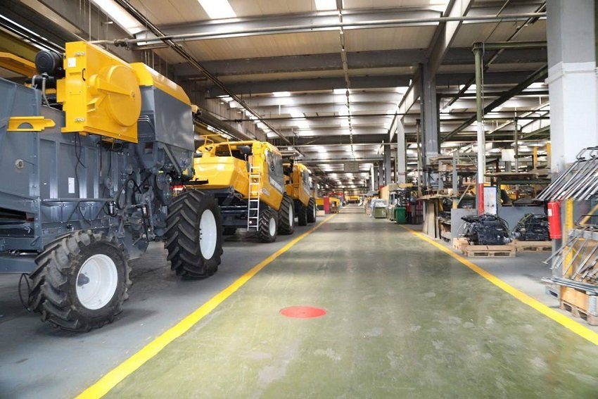 23 الصناعة الجزائرية تتحرك بقوة: زيارة يحيى بشير لسيدي بلعباس تثير اهتمام الإعلام الدولي